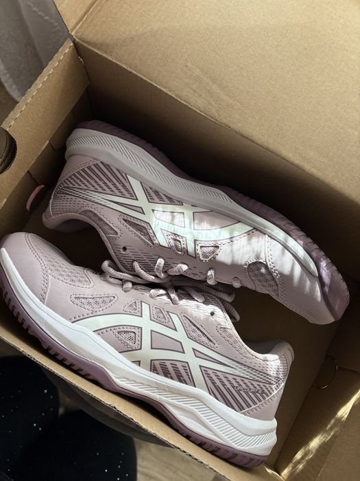 Волейболни обувки на Asics.