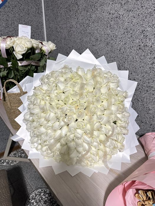 151 белые розы 45к