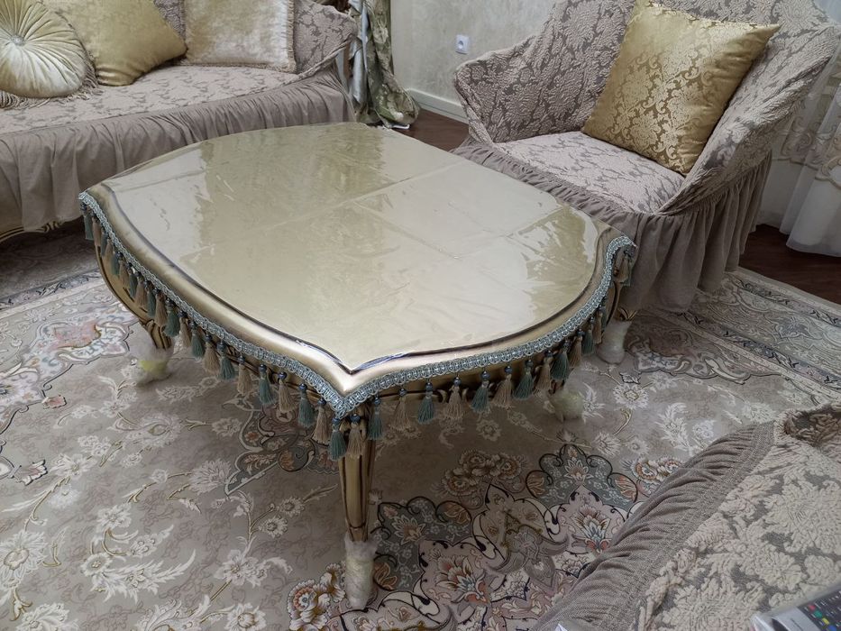 Клиенка и скатерть для стола.