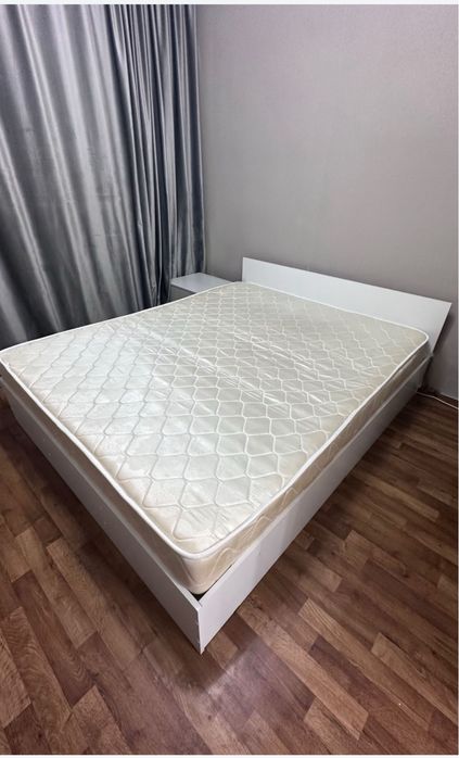 двуспальный кровать с матрасом 160х200 см