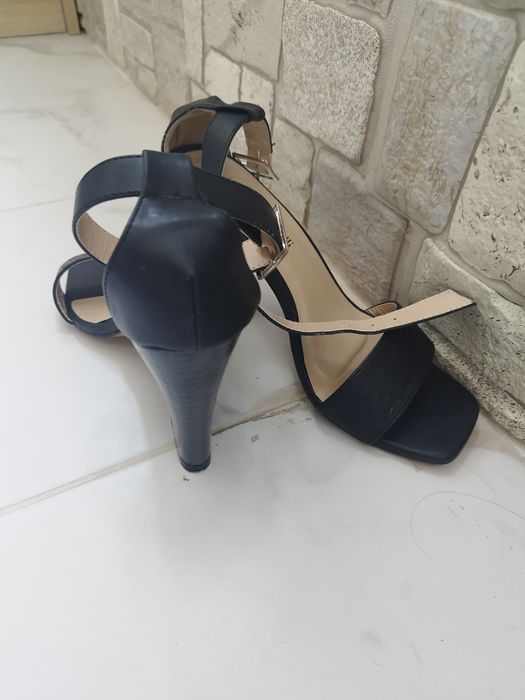 Черни сандали на ток