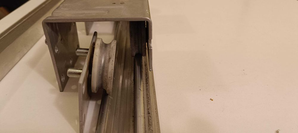 Механизъм за плъзгащи врати на гардероб