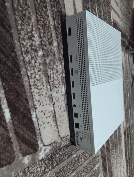 Xbox one + doua controllere