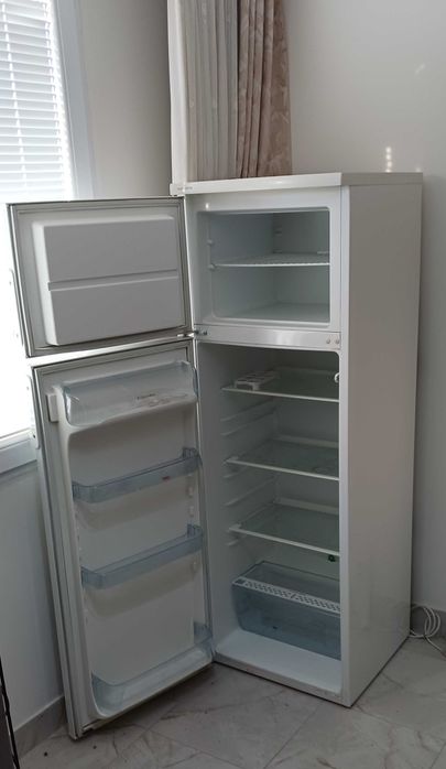 Хладилник с горен фризер Electrolux