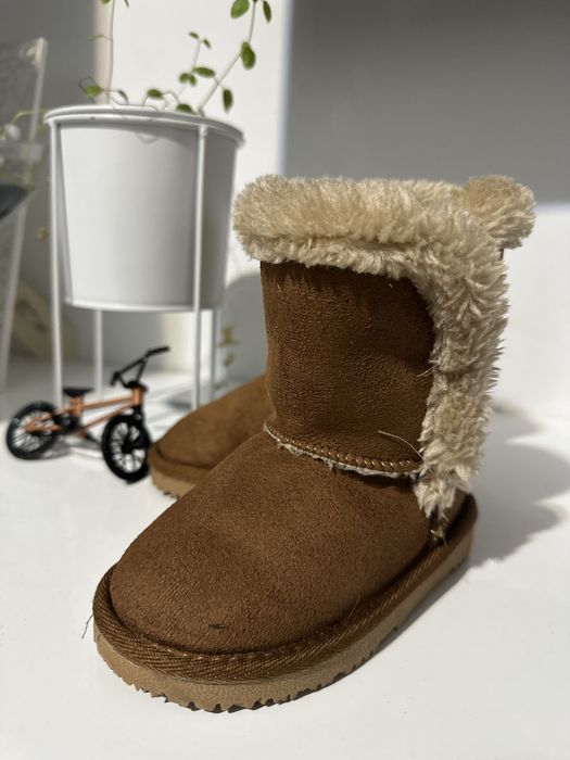 Cizme cu blanita gen ugg marimea 23