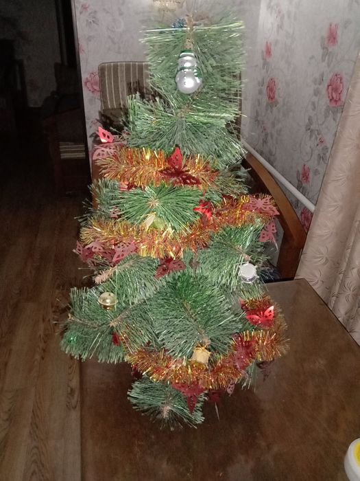 Ёлочка к новому году и бусы новогодние