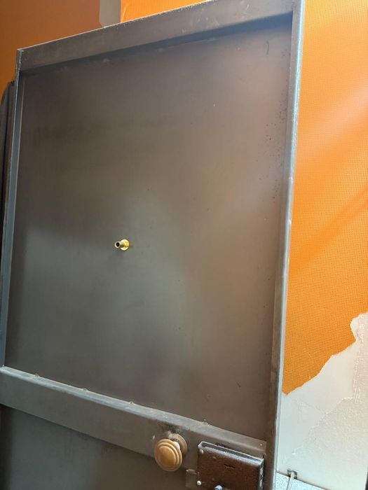 Продам железную дверь