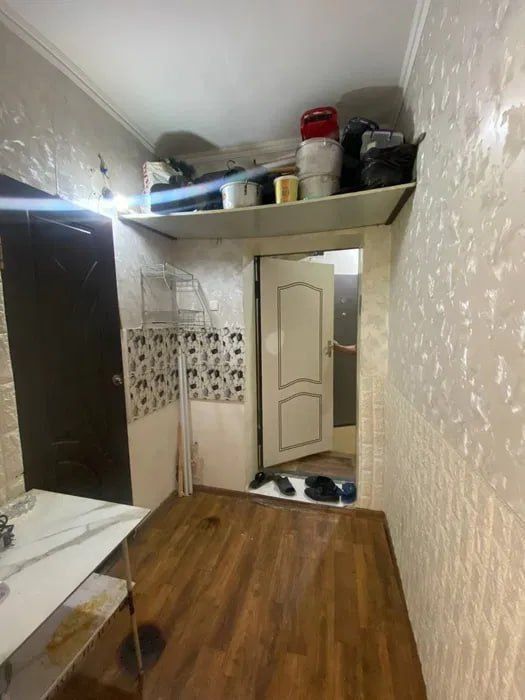 1/3/4. Сергели 2. Дом - бывшее общежити, квартира 18 м².