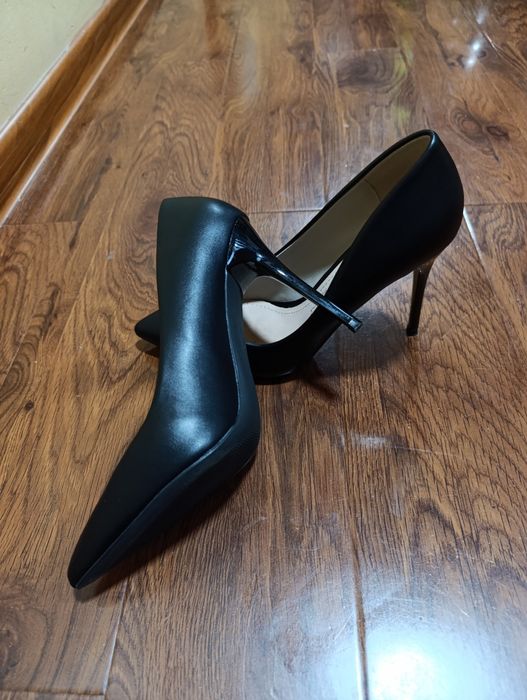 Vând pantofi stiletto noi de piele