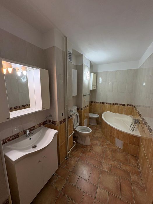 Inchiriez apartament decomandat zona FAR