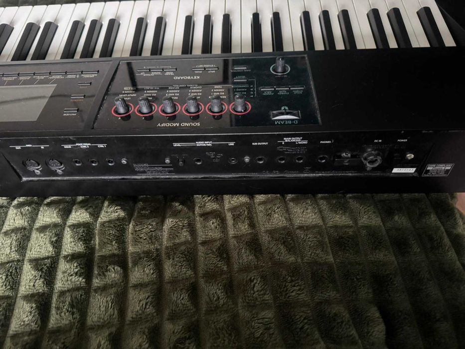 Продавам Roland FA-08