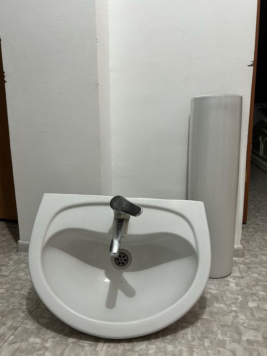Продам раковину со стойкой. Б/у. В комплекте смеситель , гофра.