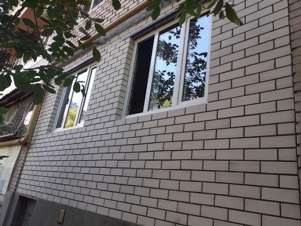 Кладка кирпича , балкон в Ташкенте . Balkonga gʻisht teramiz.