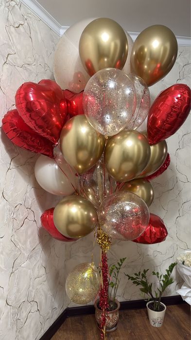 Красные розы и шары