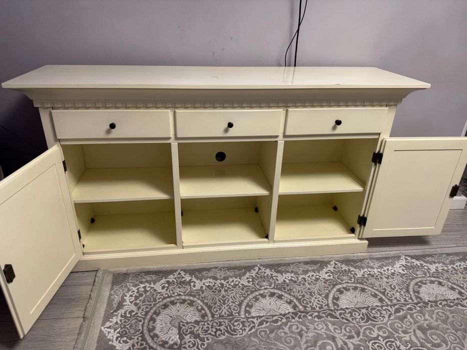 Mobilier sufagerie cu 3 sertare si 2 ușițe in stare buna