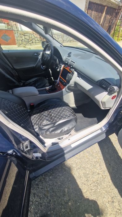 Продавам личния си автомобил Mercedes C180
