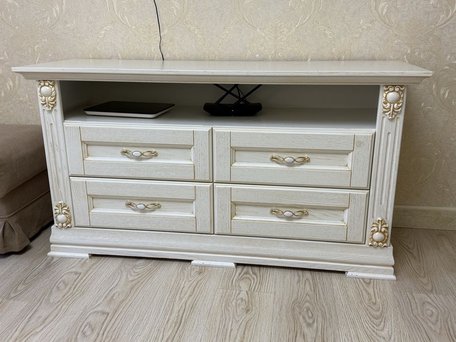 Мебельный гарнитур, 2 пенала, тумба под тв. Классика.