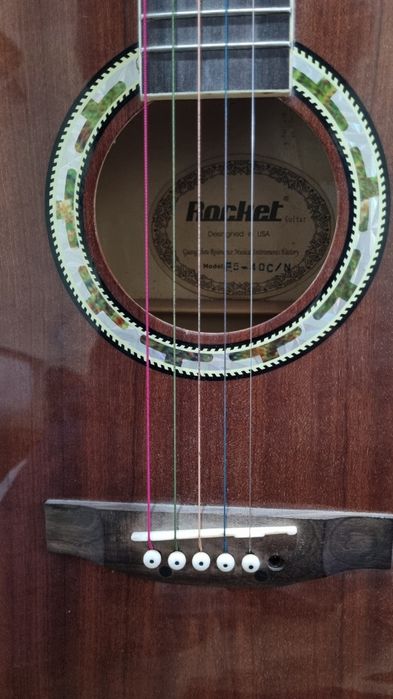 Gitara 'ROCKET', srochna sotiladi.