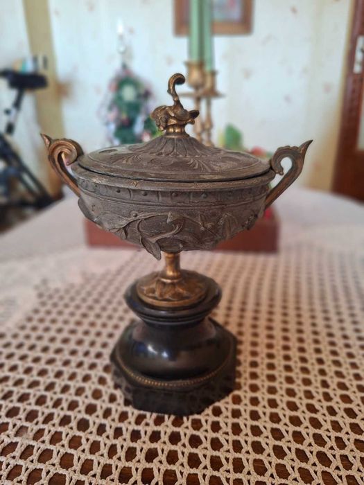 Стара бронзова купа