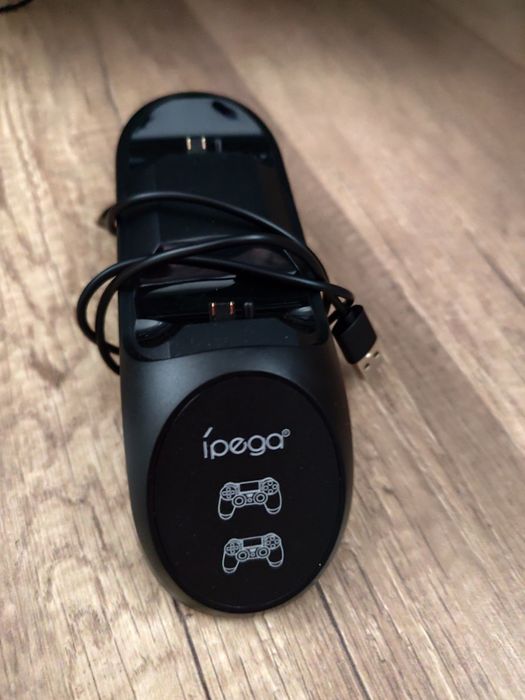 Playstation 4 със зарядно и два джойстика