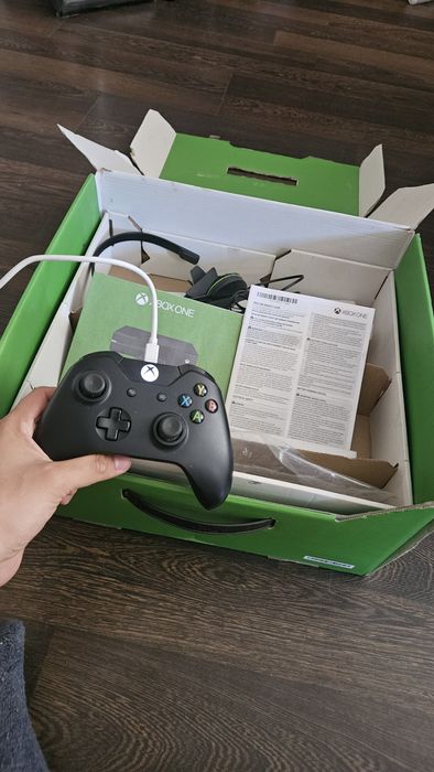 Xbox one с оригинална кутия и безжичен джойстик