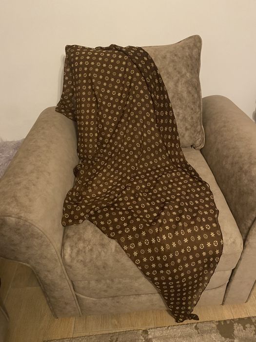 Eșarfă mare   LV.; Geantă  mare LV