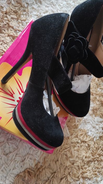 Дамски обувки на токче - чисто нови! - №39



Чисто нови!