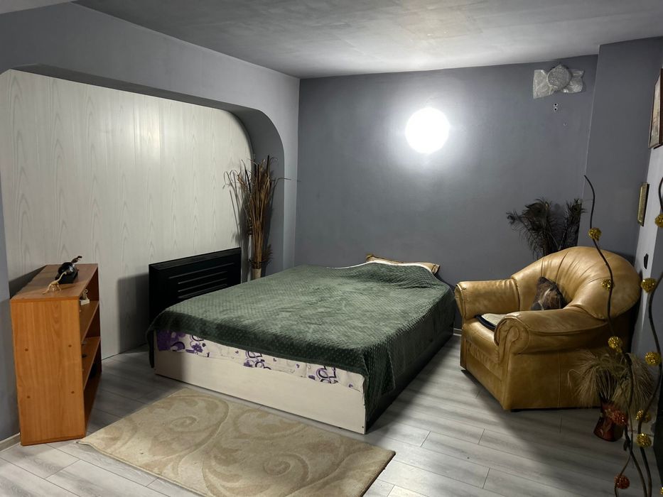 Inchiriez apartament de 2 camere in vila