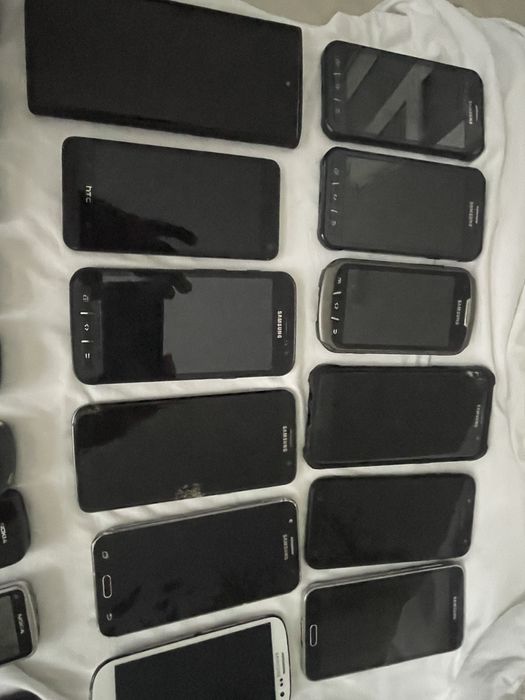 Vand lot telefoane functionale si nefunctionale