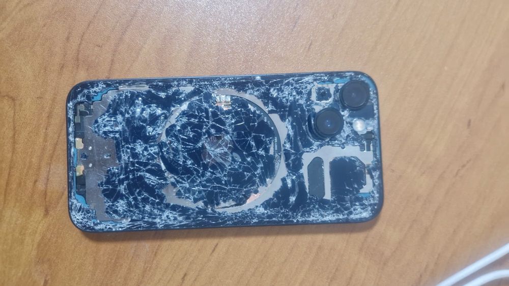 Айфон 13 разбитый