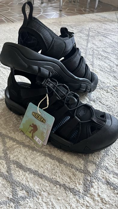 Продам фирмячие кросы