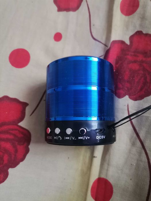 Vând boxă portabilă mică de buzunar cu acumulator bluetooth card stik