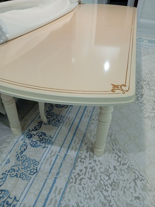 Продам стол в зал