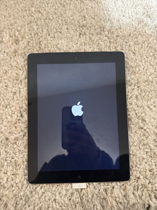 Vand tableta IPad 16gb pentru piese.