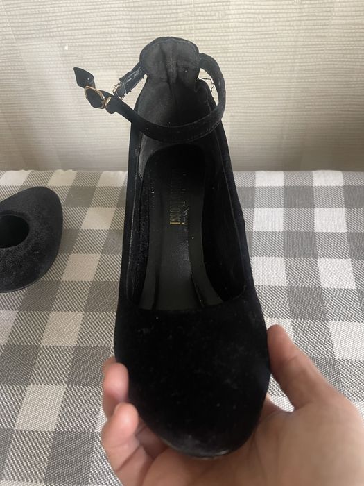 Продаю туфли черные . Замша. 36 размер .