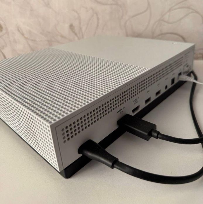 Продам срочно Xbox one S 1TB