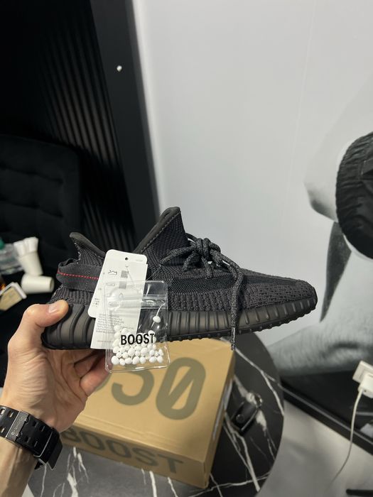 Vând Adidas YEEZY BOOST 350 V2 - Triple White si Static Black