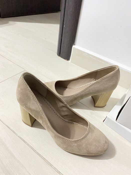 Vând pantofi bej cu toc