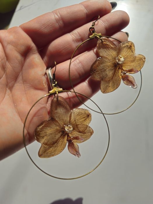 Обеци с естествен цвят на орхидея в кафяви нюанси.
Цветето е с размери