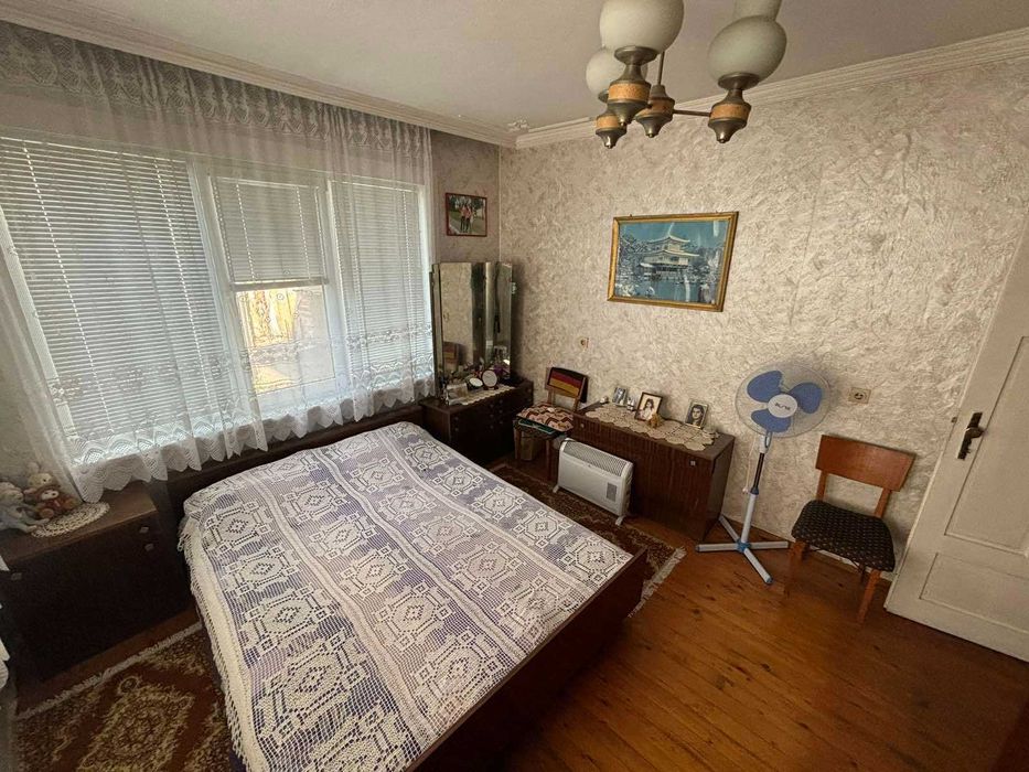 ЕТАЖ от КЪЩА с РЗП 120 кв.м, двор 150 кв.м, град Карлово