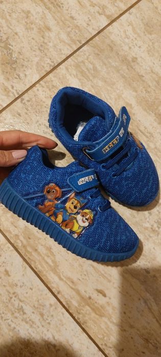 Adidasi baietel marimea 24