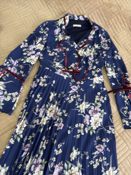 Әдемі, ұзын көк көйлек