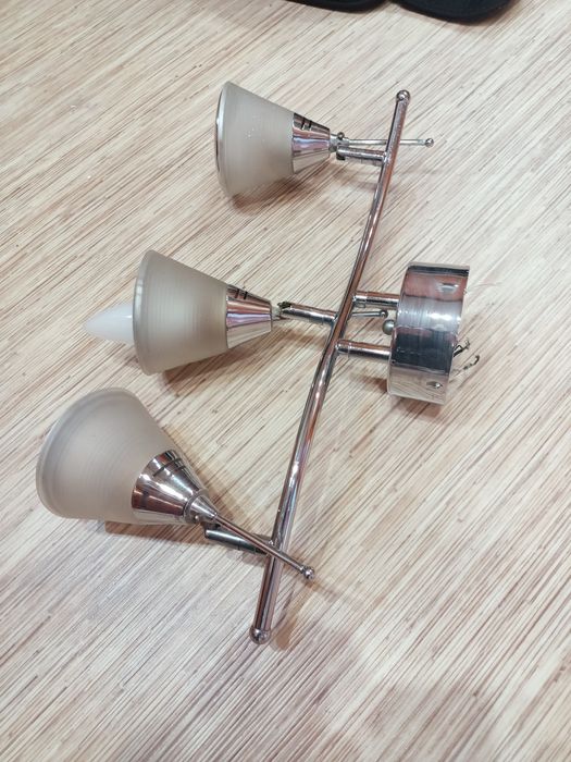 Продам люстру трехрожковую