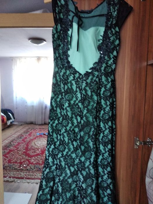 Rochie gala lunga cu trena de dantela