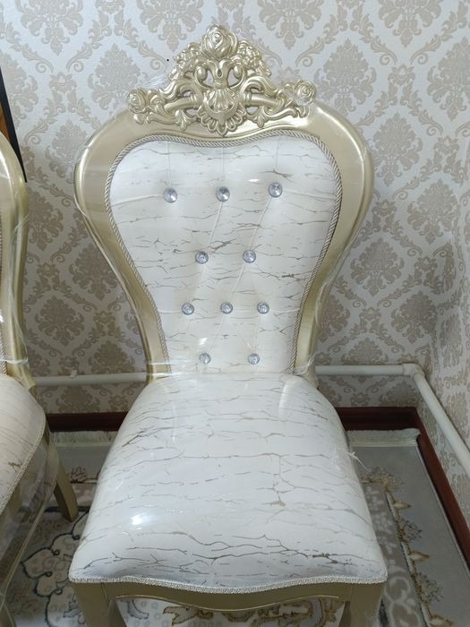 Срочно продам новый оригинал стол и стулья на 12 персон