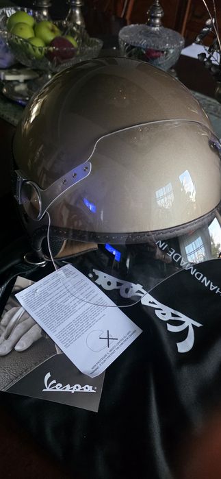 Ofer spre vanzare 2 casti moto Vespa