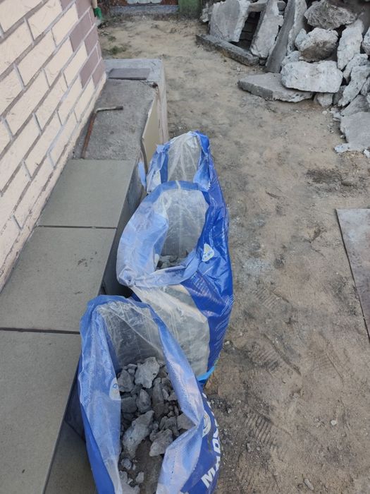 Отдам брусчатку б.у 25кв.м, бут даром. Самовывоз