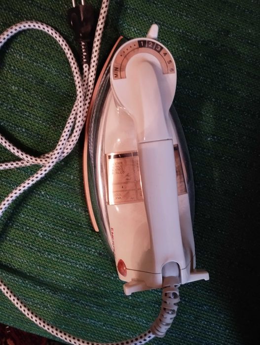 Утюг для глажки одежды.