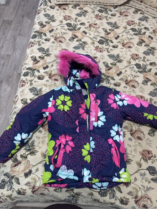 Продам зимний комбинезон для девочки 134 см