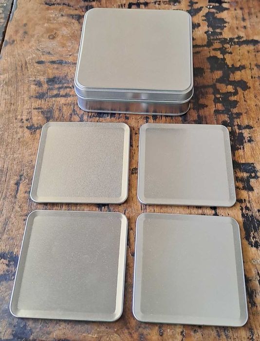 подложки за чаши 4 броя пластмаса със сребро и корк в метална кутия